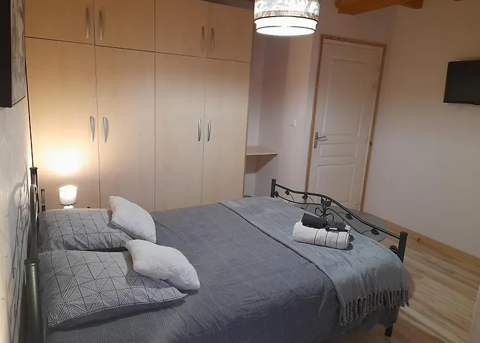 Domaine De La Tour Carree - 3 3* Benoitville